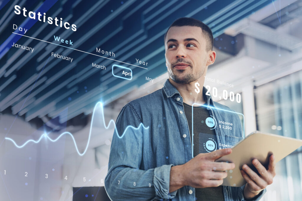 hombre usando una tableta para trabajar y conectarse con otros