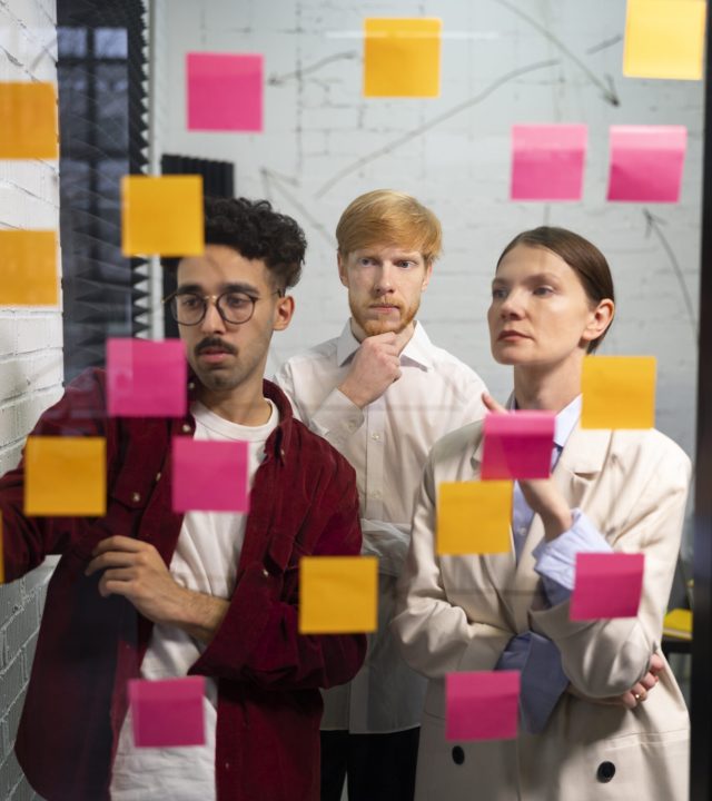 colegas de tiro medio pensando con post its